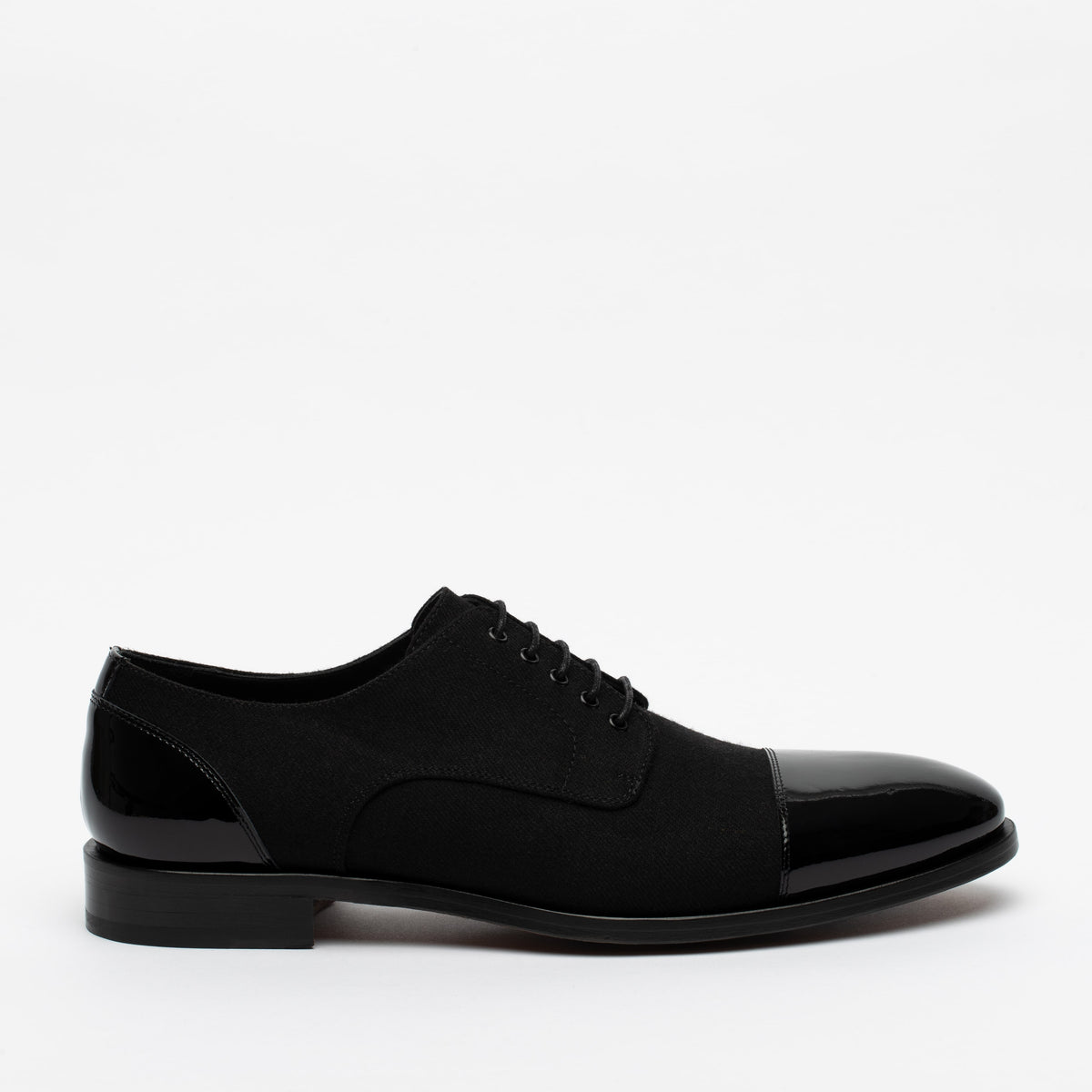 closed lace dress shoes Derby and oxford dress shoes. What's the difference?